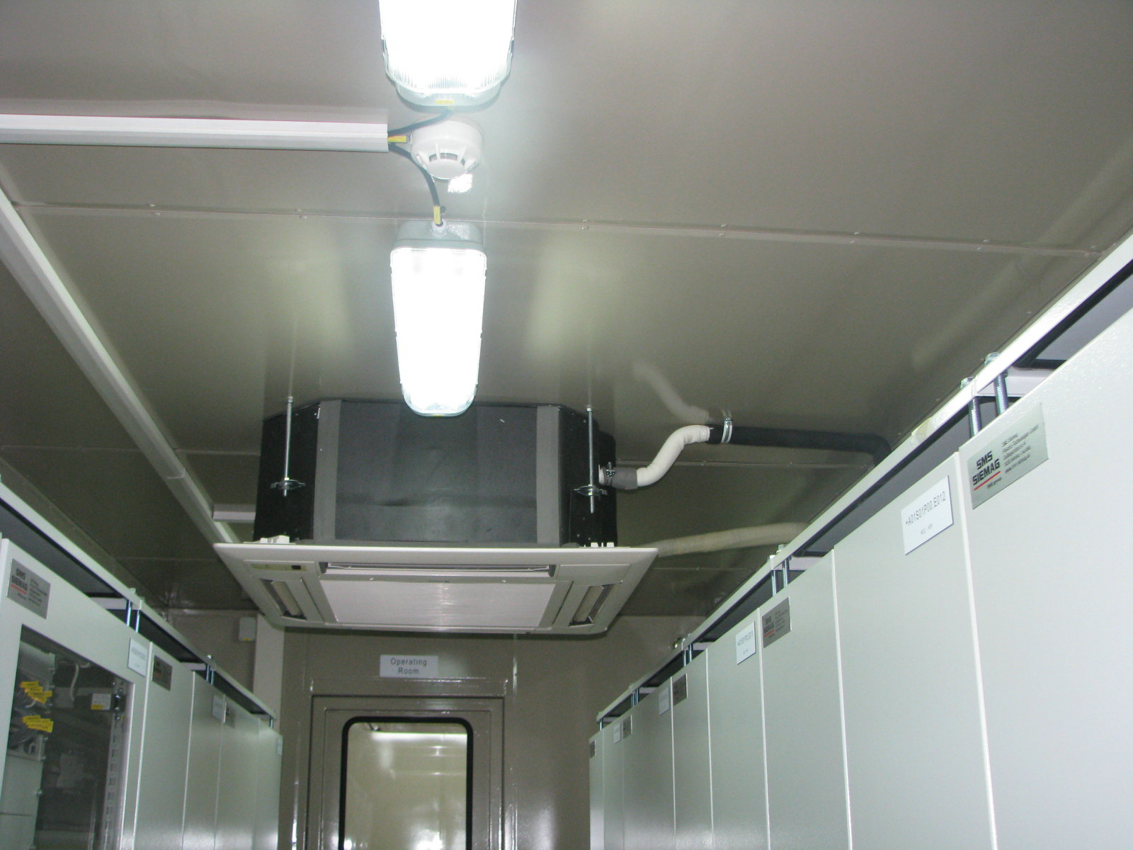 設計生產(chǎn)用于石油和化工化系統的防爆型電控柜成套電控設備系統/ 出口到日本SMS板帶酸洗線(xiàn)集裝箱式電氣室成套電控柜設備。