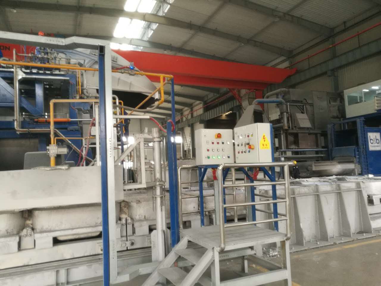 明泰20T鋁熔爐：20噸旋轉式鋁熔爐用于熔煉廢鋁的成套電控設備。功能：配有西門(mén)子變頻器，通過(guò)HMI操作臺遠程操作熔爐，從廢鋁的上料加熱到鋁液的倒出，進(jìn)鑄造機做成鋁塊。